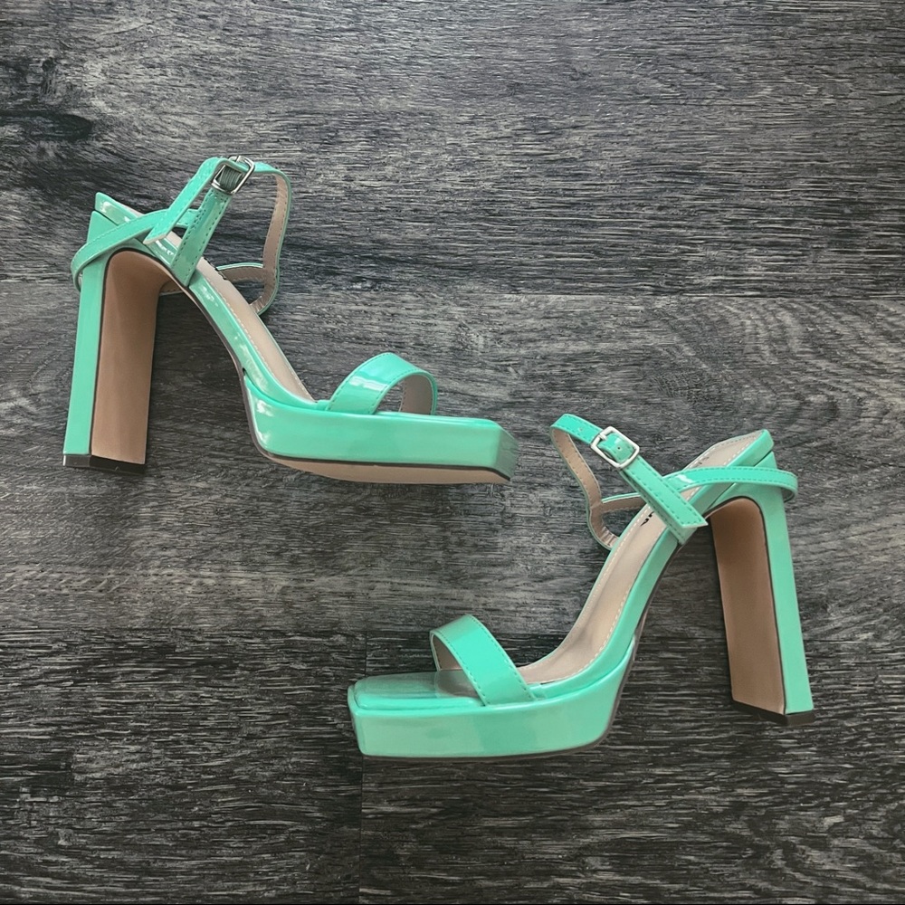 NWOT Mint Heeled Sandals